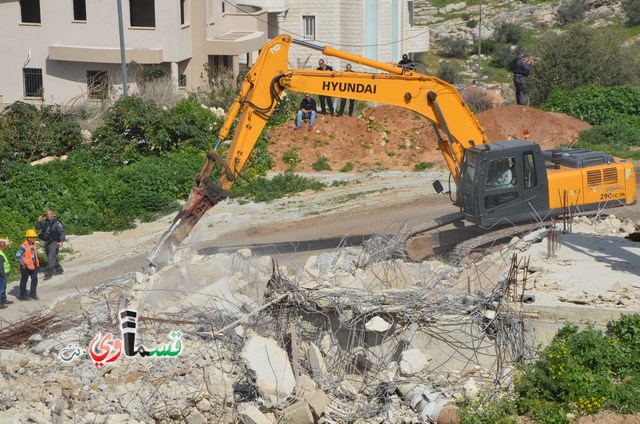 فيديو: قوات كبيرة ومُدججة بالدبابات والصواريخ تهدم اساسات بيت الشيخ غازي عيسى بحجة البناء في ارض المنهال ...